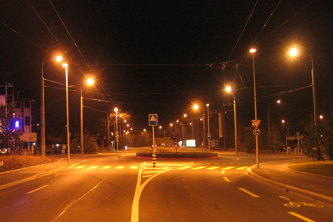 Photo d'une rue éclairée