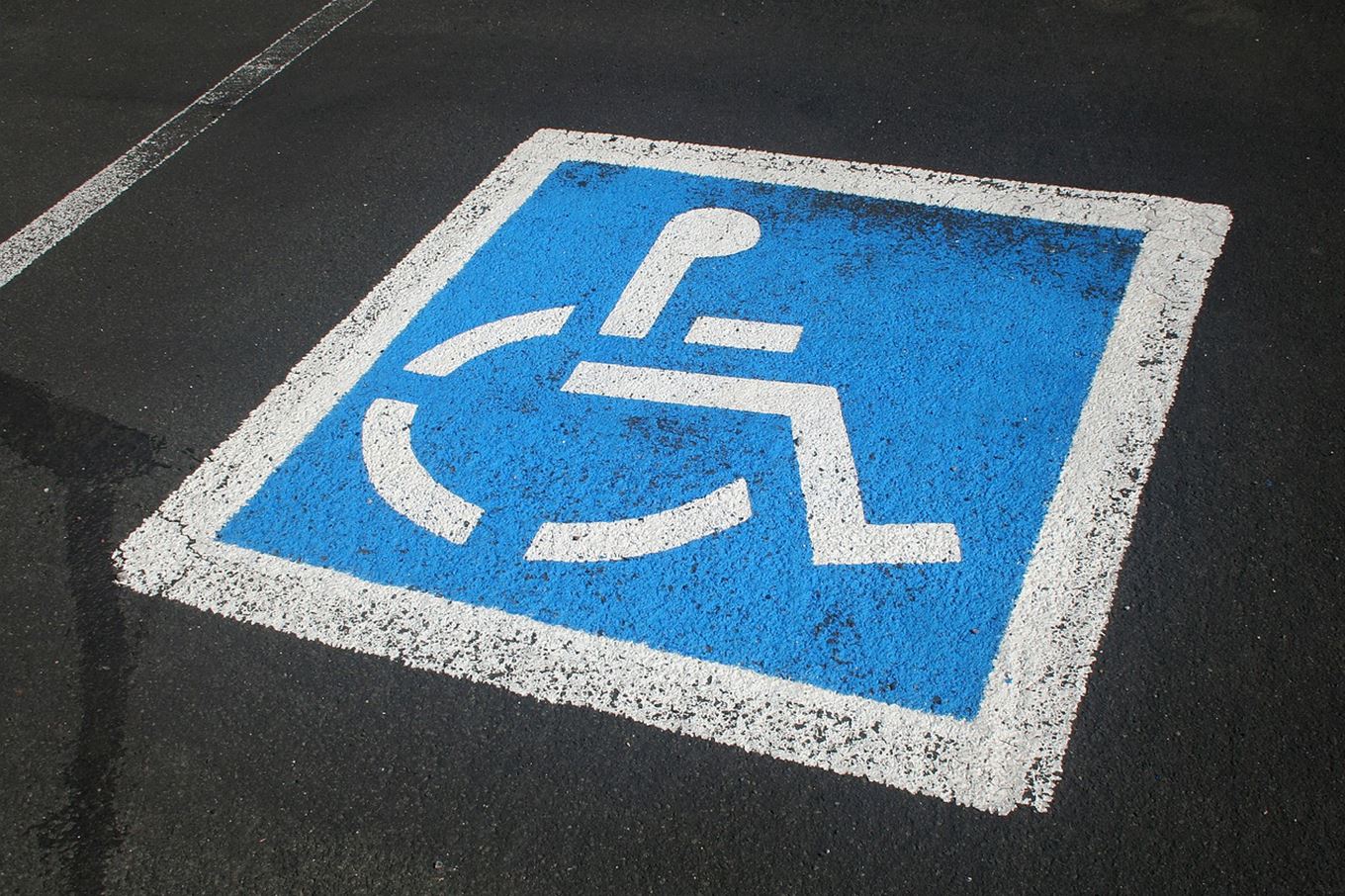 Illustration stationnement pour personnes à mobilité réduite