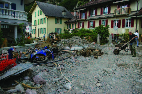 Les rues du village de Roche après les inondations de 2007