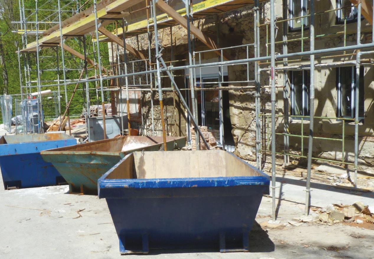 Des bennes pour le tri des déchets sur un chantier Crédit photo: DGE