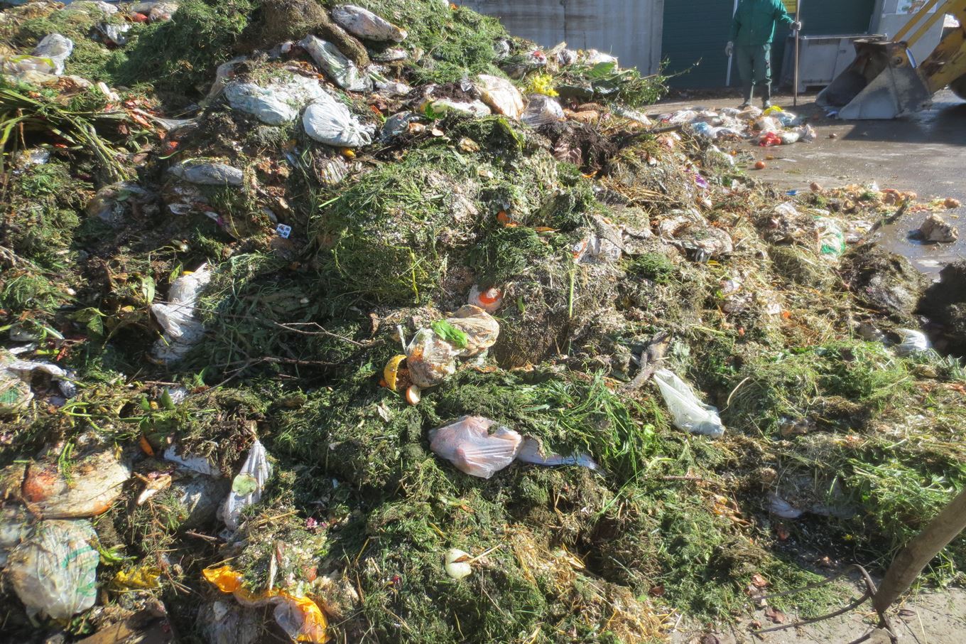 Photo d'une pile de biodéchets souillés par des plastiques et autres corps étrangers