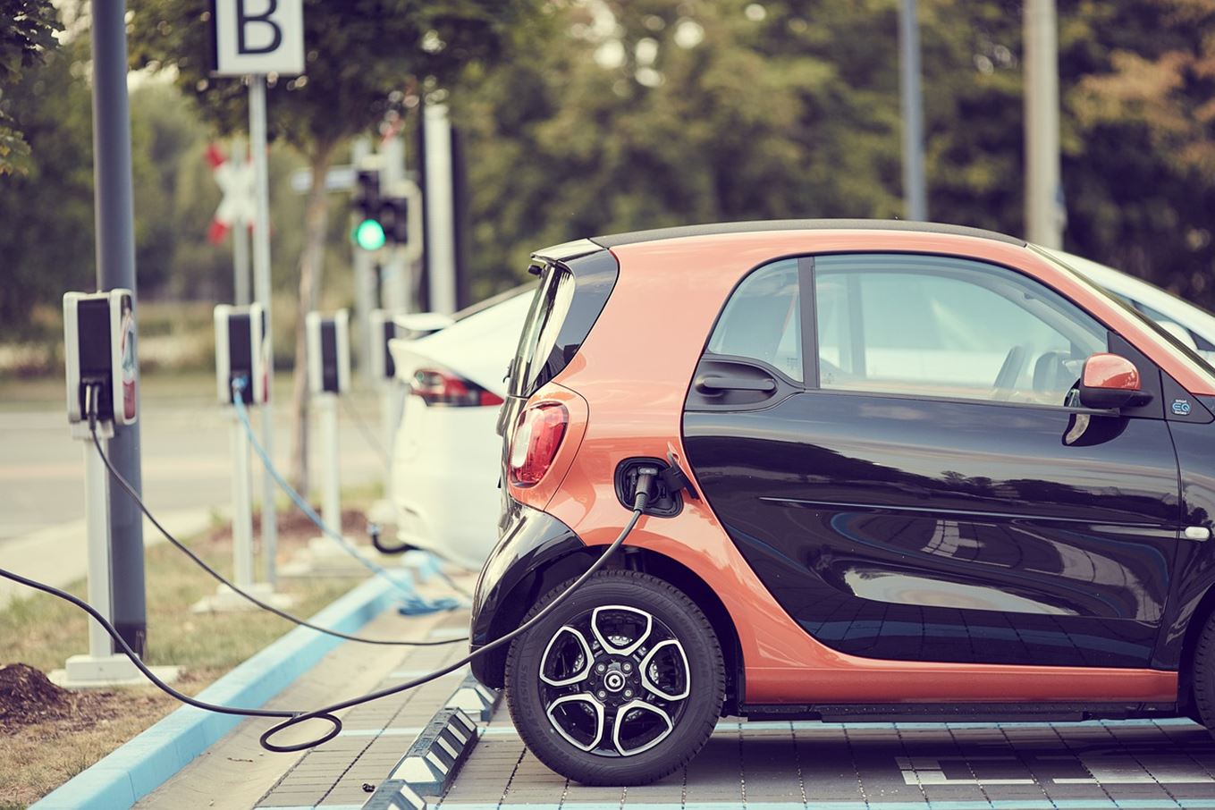 Photo d'illustration d'une voiture électrique en pleine recharge via une borne