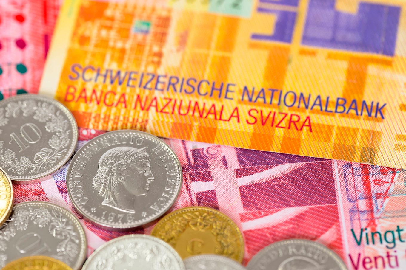 Image d'illustration de billet de banque et de pièces de monnaie suisses