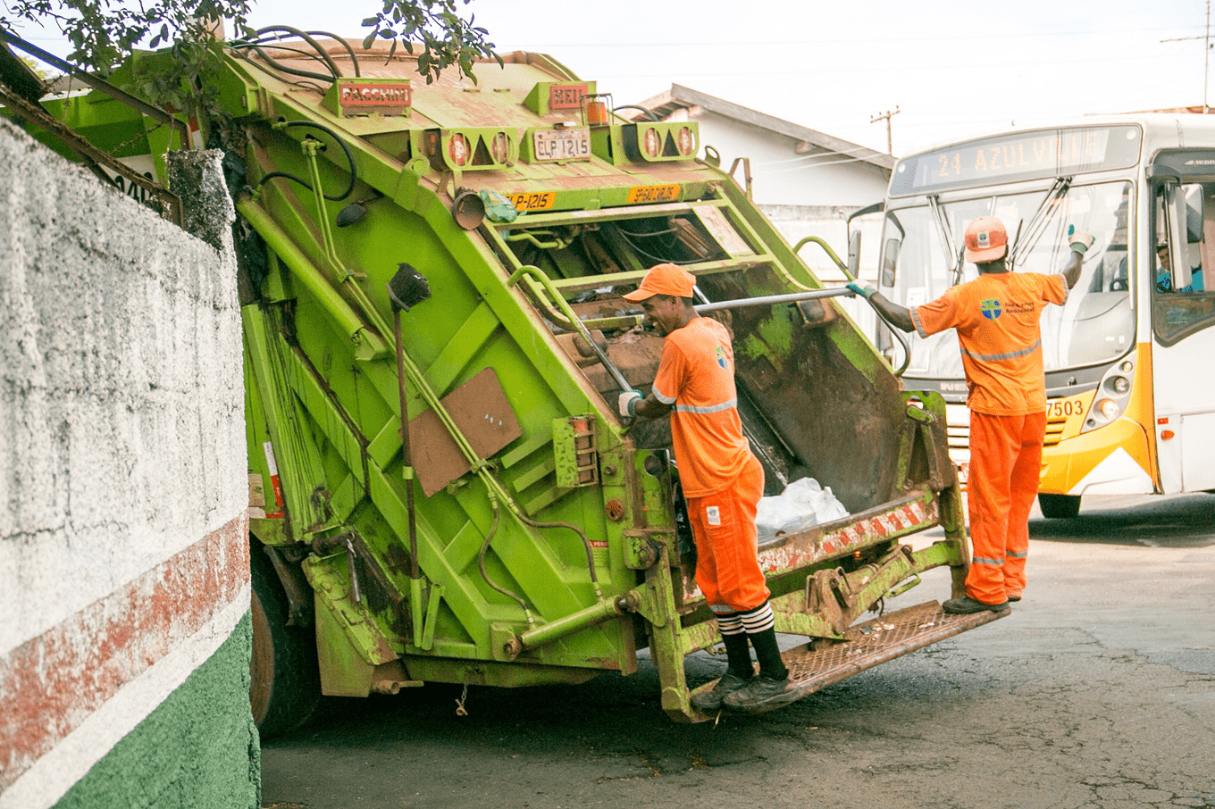 Photo représentant un camion poubelle et deux éboueurs