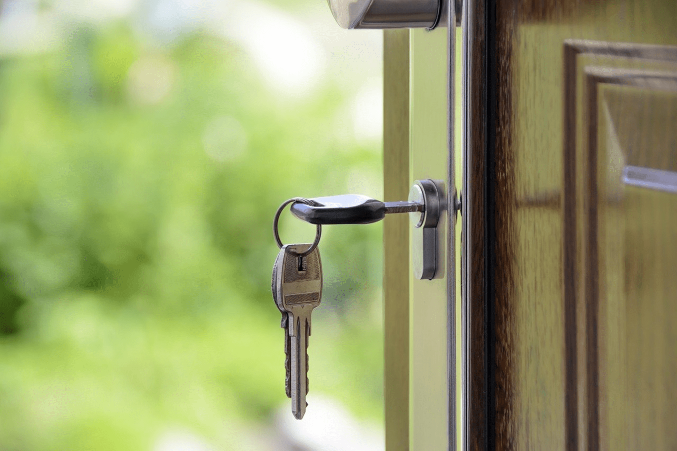 Photo d'une clé dans la serrure d'une porte ouverte