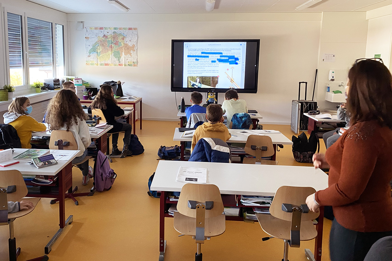 Un dispositif d'affichage numérique frontal (ANF) dans une classe de l'EPS Rolle le Martinet (photo: Julien Wettstein)