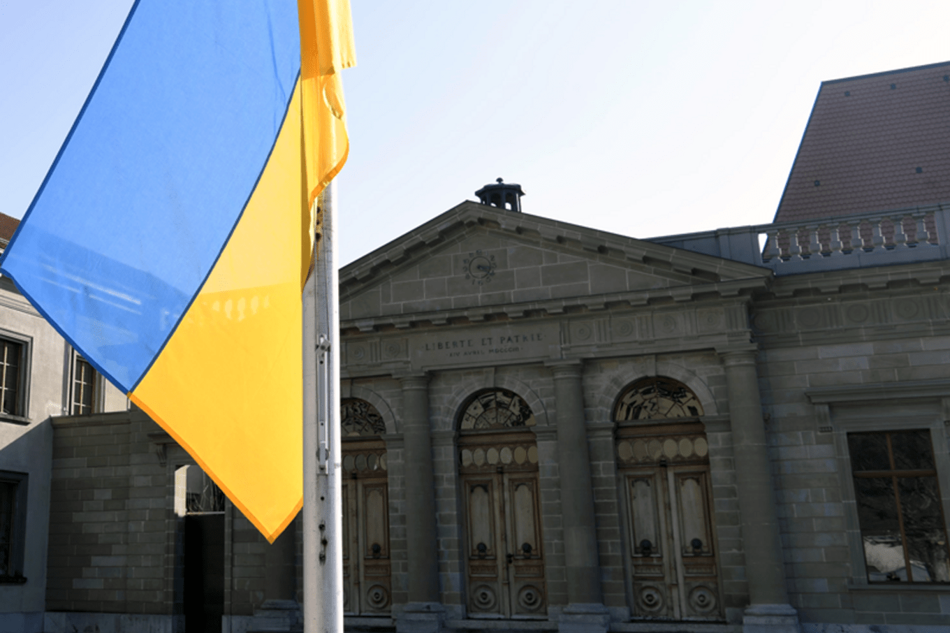 Drapeau ukrainien dressé sur l'esplanade du Château St-Maire. | Crédit : ARC Sieber