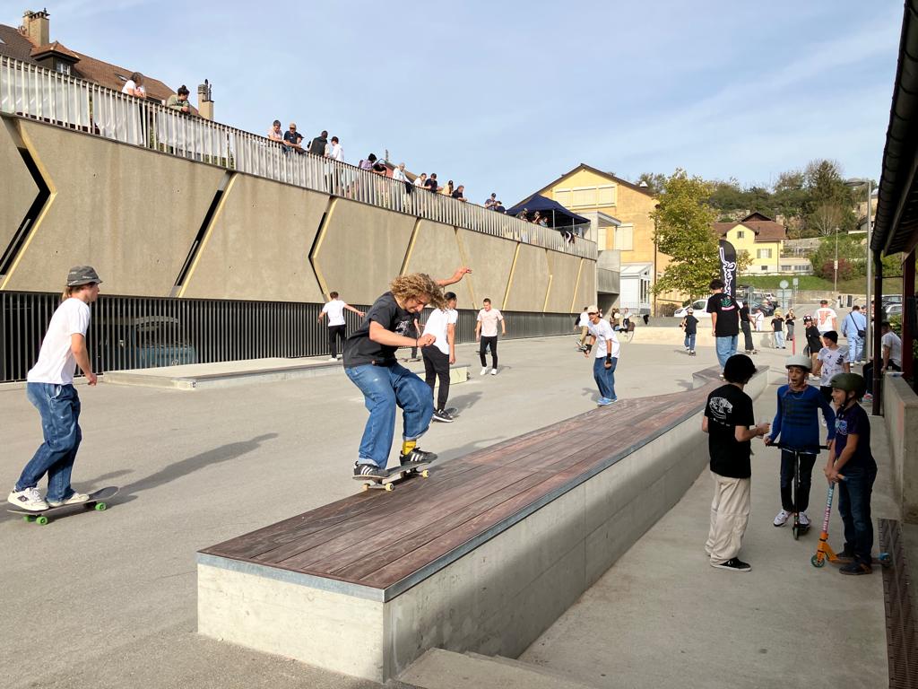 Skate urbain de La Sarraz, un lieu multigénérationnel et multi-usage dans un préau d’école (photo: Fabio Jimenez/ABF Swiss Agency)
