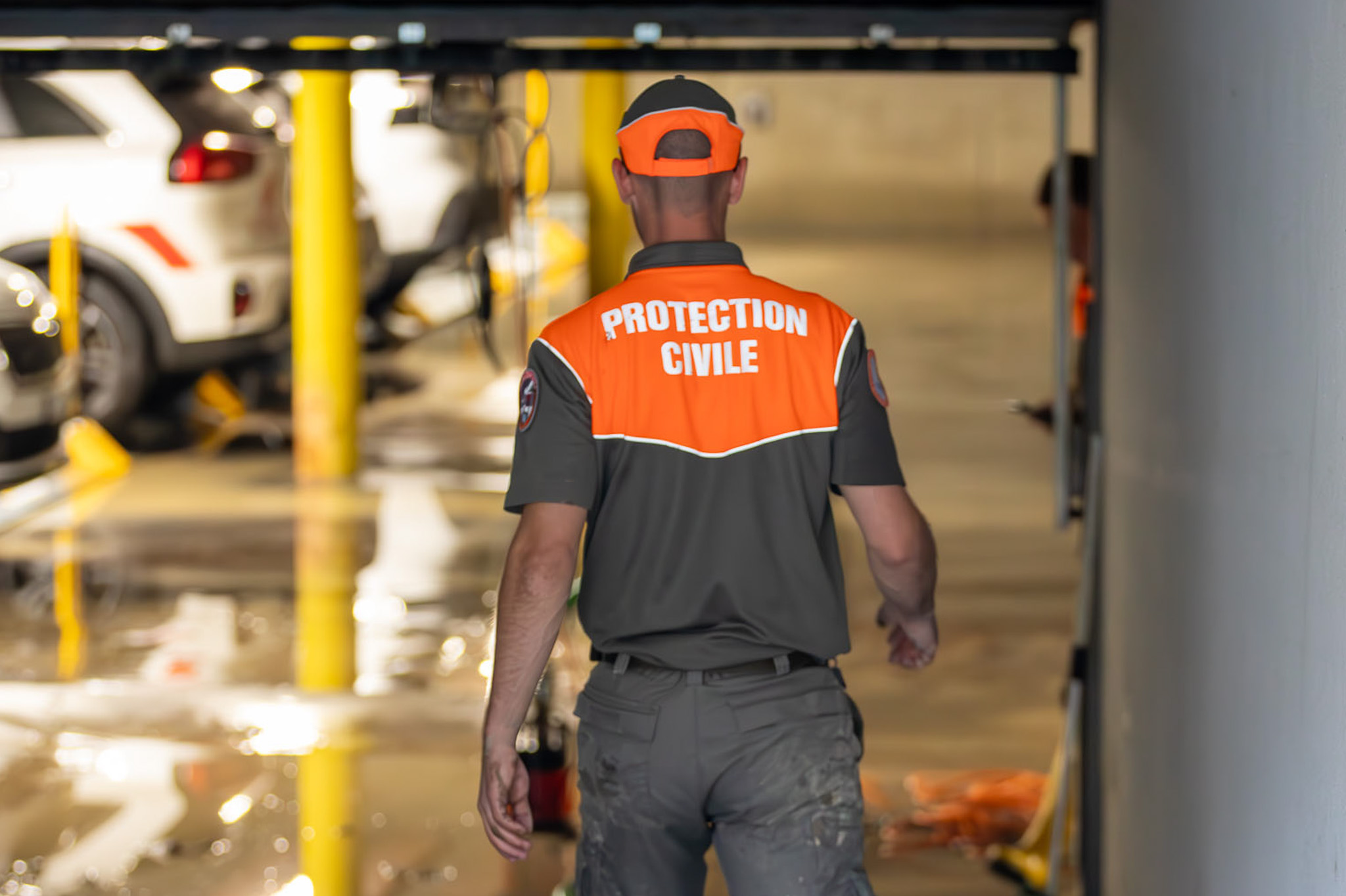 Intervention d'un membre de la Protection civile vaudoise dans un parking souterrain suite à la crue centennale de la Morges en juin 2024